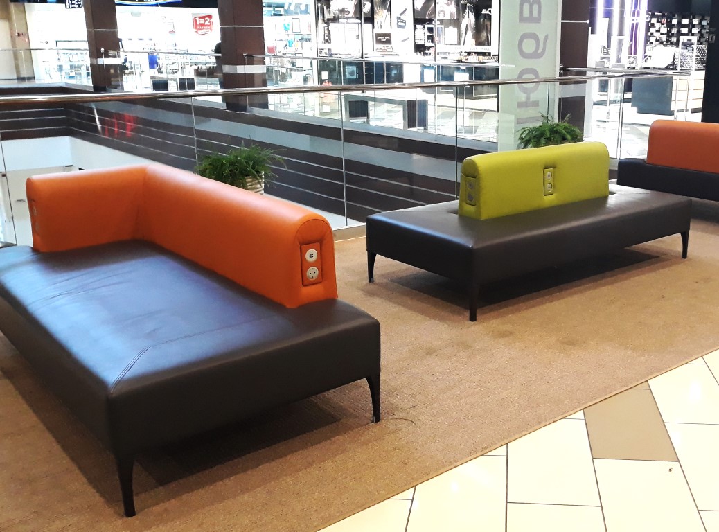Диван в зону ожидания. Зона отдыха с диванчиками. Мягкая мебель для зоны отдыха. Зона ожидания макдональдс.